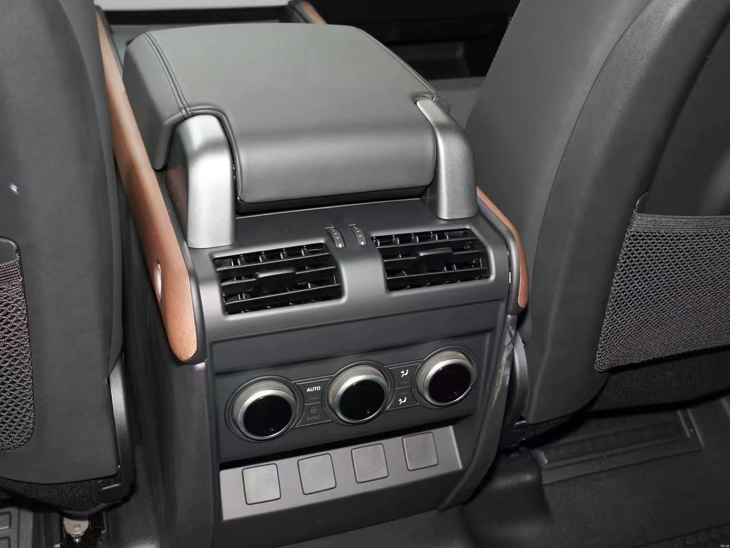 Center Console – Rage Rover Defender